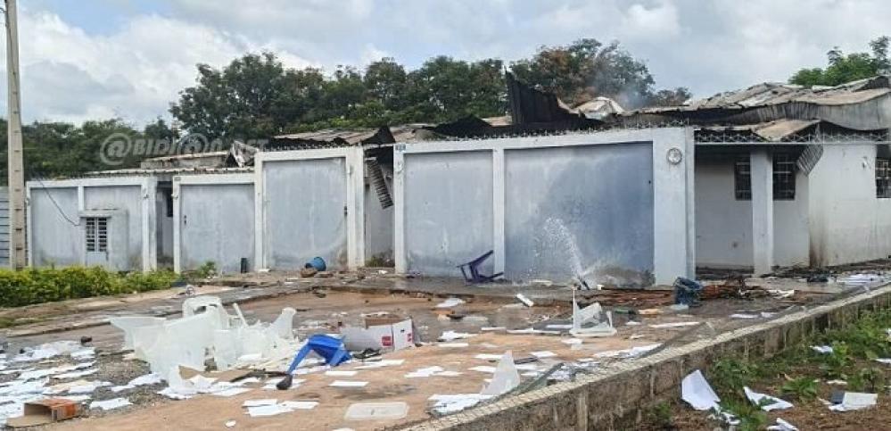 Côte d’Ivoire : Des manifestants incendient le siège des Commissions Électorales Locales de Yamoussoukro / la CEI condamne et rassure …